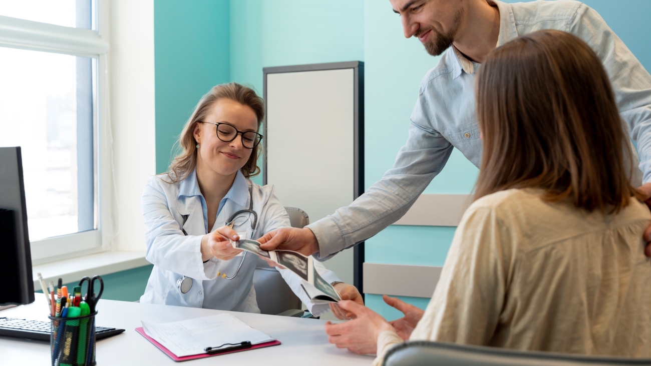 ginecologo-evaluando-embarazo-con-paciente