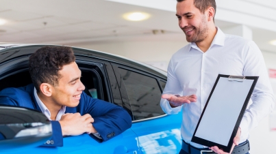 retrato-de-vendedor-de-concesionario-de-coches